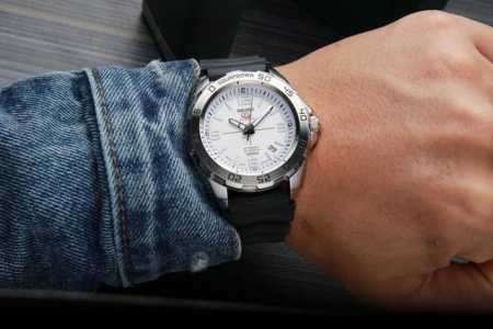 同价 . 深度防水 精工-Seiko 系列:Prospex 男士时尚运动腕表 精钢表壳表带 配置精工原装进口机芯 表盘直径 43.3 表盘厚度 13.0 超强蓝 - 点击图像关闭