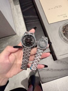 白 金 浪琴 情侣腕表 原装进口石英机芯 矿物质玻璃镜面 316L精钢表壳 直径男40Mm女30Mm 厚8Mm如果今天的阳光停止了它耀眼的光芒。那么你的一个微笑