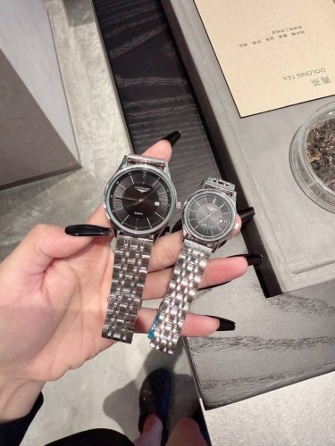 白 金 浪琴 情侣腕表 原装进口石英机芯 矿物质玻璃镜面 316L精钢表壳 直径男40Mm女30Mm 厚8Mm如果今天的阳光停止了它耀眼的光芒。那么你的一个微笑