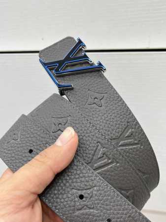 特 Lv Shadow 40Mm Reversible Belt是一种引人注目的风格，可以以两种不同的方式穿着。皮革外表面采用银色调五金件提升，融合了Lv In - 点击图像关闭