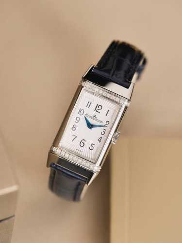 翻开时光积家Reverso One Duetto 双面翻转系列腕表白面型号：Ref.3288560红面型号：Ref.3288420翻转系列腕表 进口德国316升