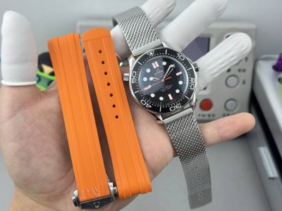 Or厂唯一原装开模对版的全新海马系列 米潜水表特别版。网带、胶带、折叠扣都是全新开模对版最新官网的设计，耗时三年半研究开发出真正8806一体机芯。 1机芯动储与