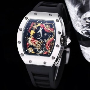 Richard Mille 理查米尔 Rm057 成龙盘龙陀飞轮腕表大胆运用全新性能的材质，延续奢华精致的时间艺术，将先进科技与精湛手工工艺完美融合，耗费无数个