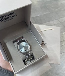 冰蓝裂境 之诗 西太后以碎冰蓝釉裂表盘， 定格一场文艺复兴的暴风雪。 秒针划过珐琅纹路时， 听见十六世纪威尼斯冰湖的脆响。#西太后 #西太后手表 #西太后单品