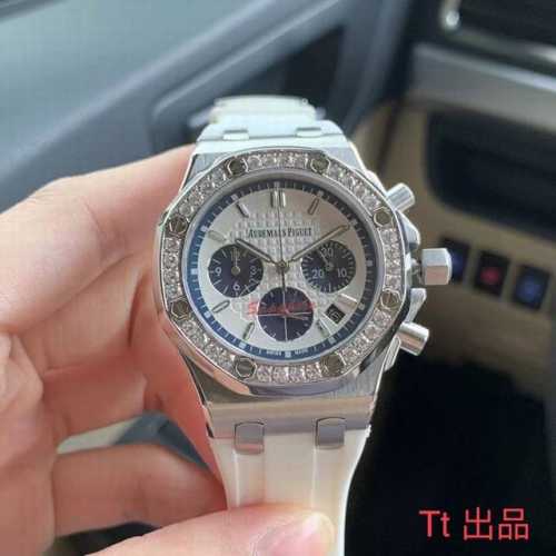 高端Tt厂 主推：高品质 零返修产品 女神版 “小熊猫” 镶嵌32明亮形切割美钻 总重约1.02克拉 典雅高贵 四季通吃不虚任何场合 “小熊猫”吸引力十足！ 品