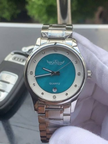 品牌：铂天使-plangle精品男士腕表，简约三针搭配6字位单日历设计，316精钢表壳，高级瑞士石英机芯，尺寸：39Mm厚11Mm，顶级316精钢钢带，装配原装