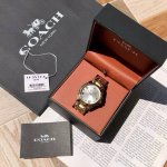 Coach蔻驰Greyson系列石英女士腕表，融合精湛设计与高实用性，优雅女性化细节的同时保持简约摩登风格，商务与休闲场合均适用，搭配优雅配色方案，堪称经典传承