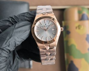 Gs新品 白壳 玫壳 钻+50 Vc江诗丹顿全新Overseas 纵横四海系列 型号1225V 1205V 石英腕表 表径33Mm的小尺寸腕表，是手腕纤细的亚洲