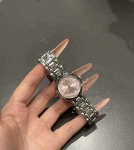 Fila斐乐 这块小银块我尊滴敲爱的 表盘是淡淡淡樱花粉 不是很突兀艳丽的粉色 搭配上这精钢的银色表带 气质感尊滴敲Jue 女孩子好爱呀～