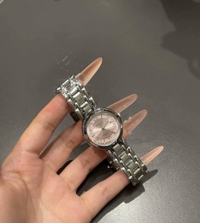 Fila斐乐 这块小银块我尊滴敲爱的 表盘是淡淡淡樱花粉 不是很突兀艳丽的粉色 搭配上这精钢的银色表带 气质感尊滴敲Jue 女孩子好爱呀～