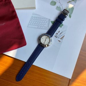 原盒+100。菲拉格慕彩钻款，可验货。专柜新款，非常特别！高难度！表圈可转动，蓝宝石镜面，三十米生活防水。专柜售价：20540。表盘尺寸：38Mm！全套包装！绝