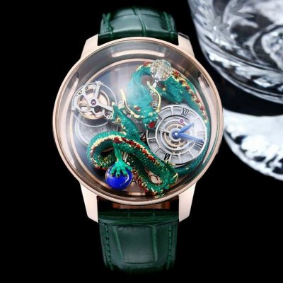 透明天体 龙耀东方 以时间见证传奇，以透明诠释神秘 透视苍穹，龙跃于渊 通透表盘如无界宇宙，五色神龙盘踞其中 碧绿潜游深海，银白腾云驾雾，赤金点燃祥瑞，每一枚皆