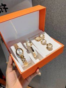 配盒 蔻驰套盒 优雅与浪漫与艺术格调 套装包括：石英女表 手镯 项链 耳环 戒指 全套礼盒包装 送礼首选