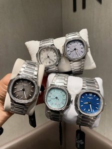 恭喜发财 白 金 钻圈30 人间小富婆得选择 时尚优雅女士鹦鹉螺7118系列。 这绝对是百达斐丽的毕业款啦 小红书刷不完的种草 简约素净 佩戴起来非常素雅大气 恭喜发财 白 金 钻圈30 人间小富婆得选择 时尚优雅女士鹦鹉螺7118系列。 这绝对是百达斐丽的毕业款啦 小红书刷不完的种草 简约素净 佩戴起来非常素雅大气