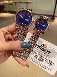 白 金 天梭tissot 全新卡森臻我系列情侣对表隆重登场 臻我 寓意每时每刻做真实的自己。每一种身份，皆是兴之所至。每一年真我，都独具魅力。佩戴卡森臻我系列腕