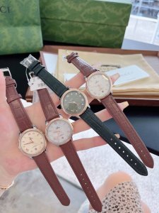 白 金 欧米茄第三代典雅女士腕表 新款典雅系列延续其经典雅致设计，以丰富多元的材质和配色呈现，表壳采用精钢打造，搭配镀铑指针，表盘经过pvd处理更显细腻质感，加