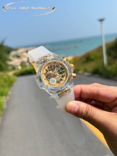 恒宝Hublot 宇舶表年度最佳复刻作品 宇舶Big Bang系列411.Jx.4802.Rt“全透明腕表” 精彩细节 1.还原正品表盘后龙飞凤舞的镂空布局，2