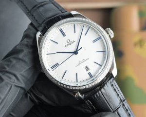 白壳 玫金 重磅推出Omega 欧米茄碟飞名典大三针系列手动机械 腕表 至臻天文台表径 40毫米，购入原版开模，历时14个月，整体表壳采用原装精钢材质打造，同步