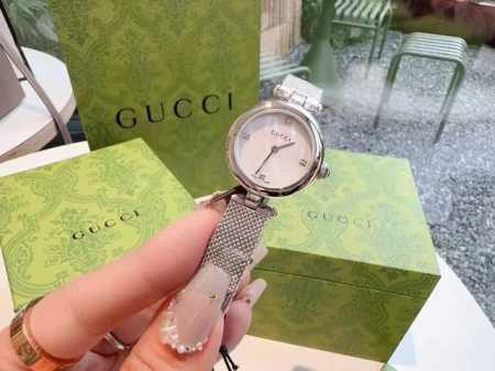 配图片全套包装30 Guccl古驰. 女款腕表，年轻而华丽，以年轻休闲设计为主打，表壳精心设计，高雅的标志，手表本身也以鲜明的轮廓及前卫的设计和颜色吸引大众的眼 - 点击图像关闭