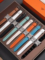 当几何棱角邂逅璀璨钻石 时间，便成了最优雅的艺术品 爱马仕方钻手表 以建筑般的利落线条，重塑腕间美学 方形表壳勾勒现代风范 满镶钻石演绎光影魔法 每一颗精心甄选