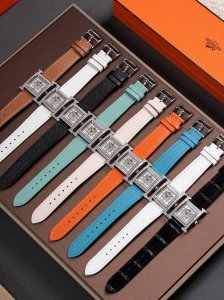 当几何棱角邂逅璀璨钻石 时间，便成了最优雅的艺术品 爱马仕方钻手表 以建筑般的利落线条，重塑腕间美学 方形表壳勾勒现代风范 满镶钻石演绎光影魔法 每一颗精心甄选