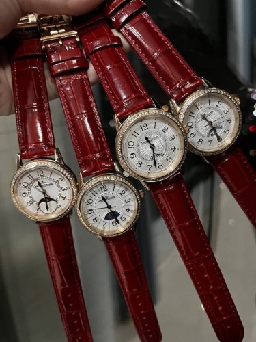 新年红积家约会女表，女人的三大梦想一，新的一年一定要大红大紫呀 DDD 积家约会系列高品质女表，日月星辰显示，进口石英机芯，原装折叠扣 精钢表带，尺寸宽33Mm