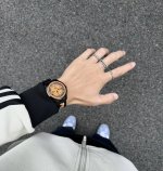 Fila斐乐 尊嘟太帅啦 我戴滴介款万圣节限定配饰腕表 硅胶的表带 搭配南瓜小鬼的表盘 一体橙色的颜色质感蛮不错滴 日常通勤戴起来也蛮好看滴