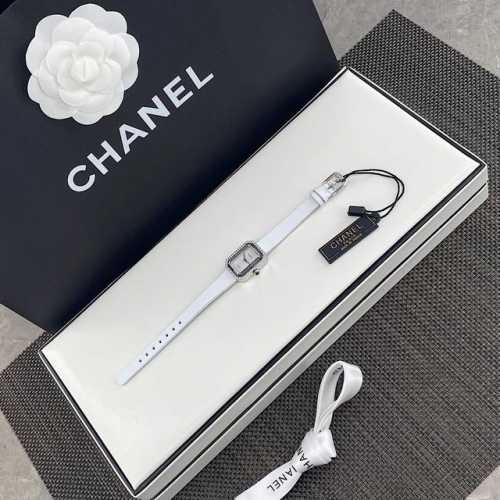 香奈儿Chanel黑金小方糖女士石英腕表表壳和表扣采用的炉内真空镀金技术，整面18K金覆盖厚度为8咪，腕表尺寸19.715.2Mm.搭载进口原装石英机芯，方形多