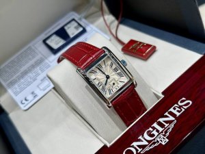 新款-Longines浪琴迷你黛绰维纳系列；专为精致优雅的当代魅力女性打造！ 表壳直径:2 *29 Mm 精致小巧的表壳、于细微之处展现优雅风范，配备全新设计的