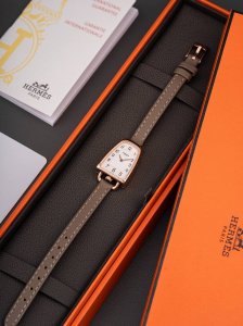 金 钻 100 HermèS 推出 Galop D’Hermes 系列新一季腕表作品，依然从马术运动中汲取灵感，表壳独特的圆润造型源自于 马镫 元素。新作以更细