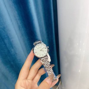 原单阿玛尼armani 316L精钢表镜：强化矿物质玻璃表带：316L表径尺寸：32Mm＊ 珍珠贝母完美融合闪耀腕间 造就了女性典雅形象 纯净简约优雅气质女性之