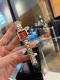 Coach 蔻驰cass系列茶玫瑰表盘双按扣石英手表女表小方糖小方表。 立体感茶玫瑰搭配个性方形表盘，优雅时尚，设计感小巧精致 表壳材质：镀金钢。 机芯材质：石