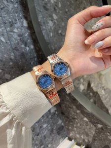 白 间金 全金 钻20 万众瞩目的欧米茄星座系列，新品陨石面来了！ 这款表盘上的威德曼花纹天然形成的随机纹理，天然纹理纵横交错，使得每一枚陨石表盘都独一无二！
