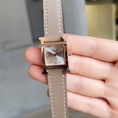 白 金 钻50 Heure H腕表 “羽毛”镶钻，小号21X21毫米，镶嵌112颗钻石，防眩蓝宝石水晶镜面，白色天然珍珠母贝表盘，瑞士石英机芯，可自由搭配手拆卸