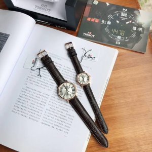 情人节批 天梭t122最新款石英超薄情侣对表，从腕间一隅到城市一角，将魅力四射的都市活力倾注于卡森臻我系列腕表中，以经典时尚的表款设计匹配当代都市青年简约优雅的
