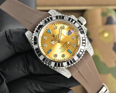 同价 日本+100 新品 劳力士钻面顶级玩物毒货，不喜欢撞款街表水鬼的你，他绝对是你的知音。用劳力士最经典的潜航系列水鬼作为原型，经过圈口的二次改装，然后镶嵌顶
