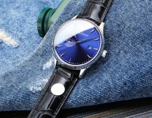 台湾厂出品：白皮p： . 本品均已严格经过防水压力测试，防水可达120米 [腕表之家腕表品鉴]积家大师系列39毫米超薄月相腕表秉持了积家的一贯传统，其每个细节都