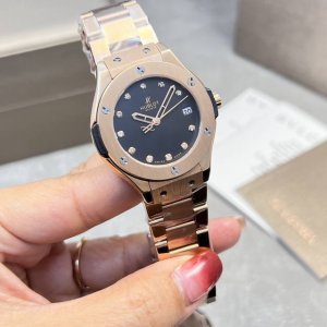 白 金黑 Hublot恒宝-宇舶36Mm石英女表，就是要颠覆一切规则！宇舶勇敢表达爱意的时刻！Hublot 为您准备好了爱的表白礼物！为您爱的人献上一份满满的爱