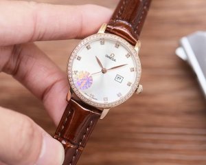 白 金 钢带+20 钻圈+20 欧米茄-Omega 女士腕表 进口石英机芯 316L精钢表壳 直径34Mm厚8Mm该款腕表备受女性喜爱 四季衣服搭配 尽显优雅在
