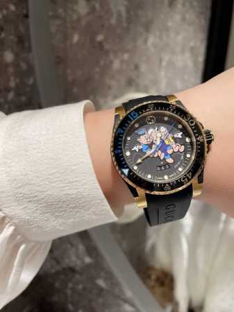 原单品质 古驰 Gucci新款中性潜水表，40 Mm表径，以品牌标志性动物图案和夜光显示为表盘。应用不锈钢材质，经缎面拉丝润饰，并搭配与表盘配色一致的橡胶表带。 - 点击图像关闭