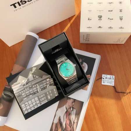 英雄蓝 秉持创新源于传统的品牌理念，天梭表推出一款配备了“一体式精钢表链” 融表链，表耳，表壳于一体 的腕表，并为其配了酒桶型表壳。方寸之间却有匠心独运，天梭携 - 点击图像关闭