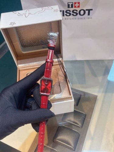 新款Tissot天梭最新款 小美人系列T160 整体非常简洁，21.8X30Mm表盘很精致小巧，尺寸厚度刚刚好！不愧是小美人～