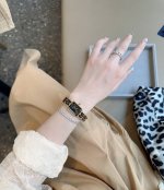 姐妹们 戴来戴去 还是方糖香啊！ 中古款的黑金方糖 这枚成色也太棒了 中古表鼻祖就是鼻祖 上手气质立马Up#古董表 #中古表 #宝藏中古店 #手表推荐 #女士手