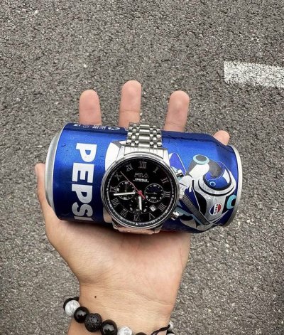 Fila斐乐 说真的，如果你想找一块颜值高、走时准、还不用老伺候它的通勤表，看这儿就对了！ Fila 经典黑色表盘，永不过时。石英机芯，精准又抗造。 这价格p能