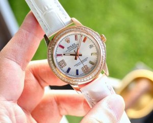 390劳力士精致品质最新首发细致腕美谐美不朽无暇挑剔细微悦尔 【品牌】:劳力士（实物更美 值得推荐) 【类型】：精致女款腕表 【表带】：间陶瓷表带 【机芯】：日