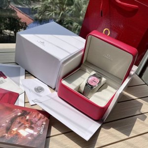 欧米茄 中古手表 中古表其实越用越有味道 也不会说太高调什么的 中古表玩儿的就是一个情怀一个好看 尤其是五颜六色得更适合夏天啦！哈哈哈哈哈哈哈今年第一款中古表！