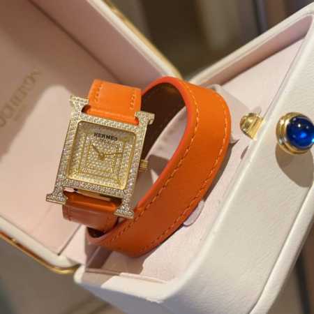 白壳 金 爱马仕“Heure H”系列，最经典的h字表壳，纯手工打磨而成，满天星，对这种方形表盘的手表真的一点抵抗力都没有。316精钢表壳精工打磨“H”型 线条 - 点击图像关闭