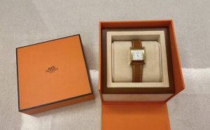 金 钻50 最新上市heure H腕表 H皮带logo标志表壳尺寸：中号 小号 不锈钢表壳，“羽毛”镶钻，中号26X26毫米，小号21X21毫米，镶嵌112颗钻