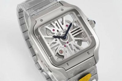 Af厂卡地亚山度士腕表，以突破性设计与精湛工艺诠释着时间的艺术。 DDD 表壳 尺寸47.5X39.8Mm精钢表壳，石英机芯，延续经典方形设计，拉丝工艺勾勒出硬