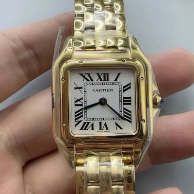 卡地亚猎豹中号女款，尺寸27 X 37Mm，方形表壳线条柔美，镀银表盘上分布着罗马数字时标，卡地亚标志性剑形蓝钢指针跃动与表盘之上，表冠镶嵌一颗合成蓝色尖晶石，